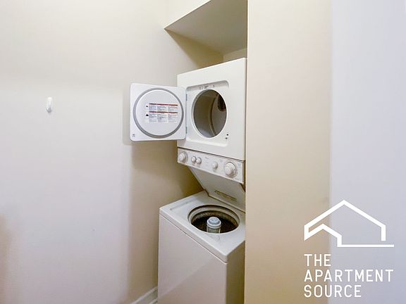 5th image of 853 W Cornelia Ave APT 2s