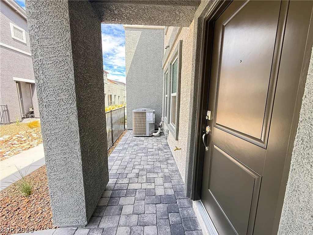 3 bed, 2.5 bath, 1309 sqft, $1,900 — Photo 3