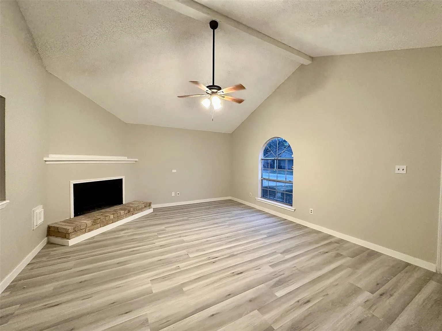 3 bed, 2.0 bath, 1380 sqft, $1,700 — Photo 4