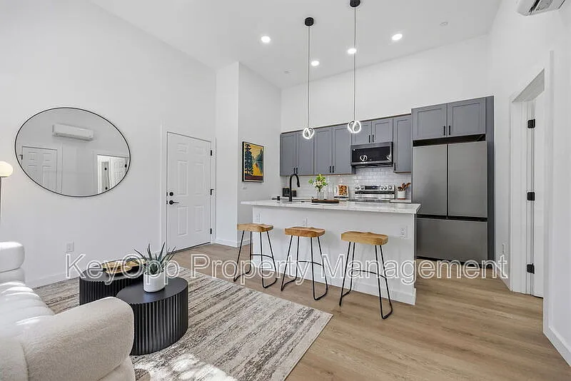 1 bed, 1.5 bath, 572 sqft, $4,100 — Photo 4
