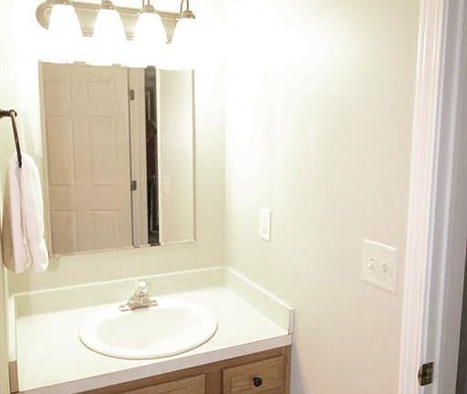 4th image of 1224 Meadowbrook Blvd