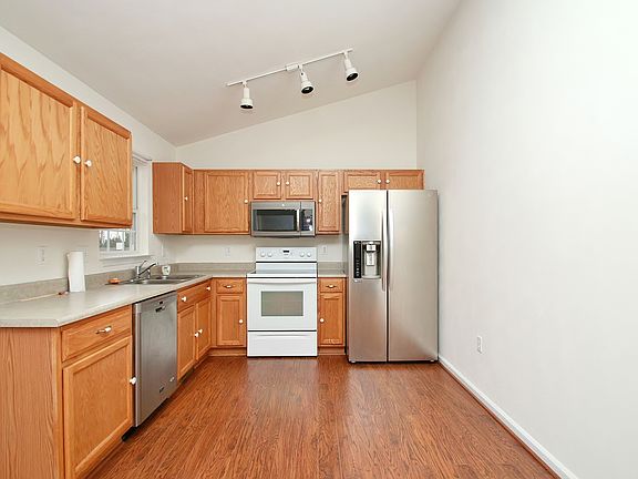 5th image of 74 Strawberry Banks Dr