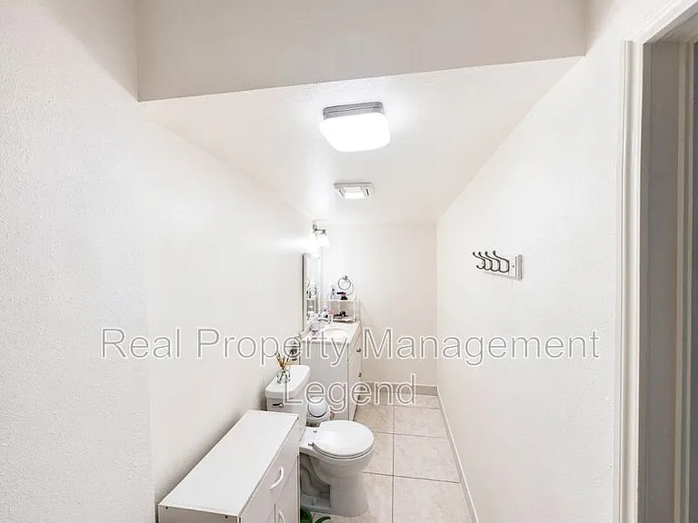 409 La Salle Dr — Photo 14