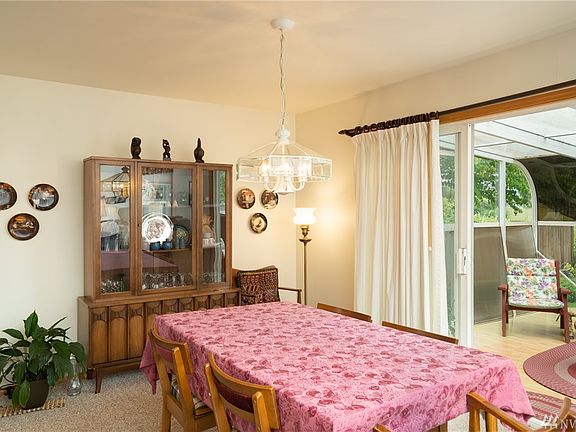 Dining room off kitchen