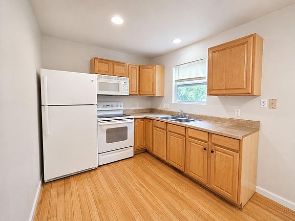 5th image of 4516 Russell Dr #B