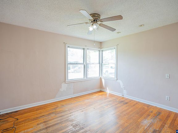5th image of 1059 15th Ave SW