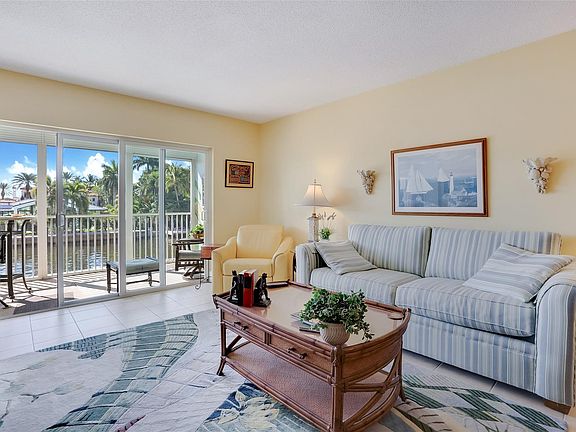4th image of 1332 Bayview Drive #203