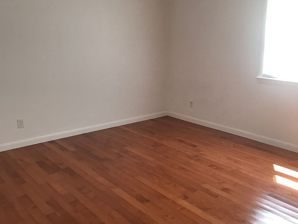 nice size bedroom, fans in every room