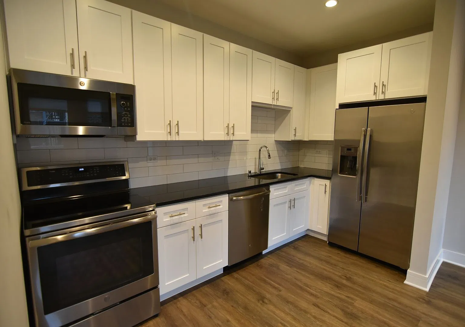 2 bed, 1041 sqft, $3,850 — Photo 2
