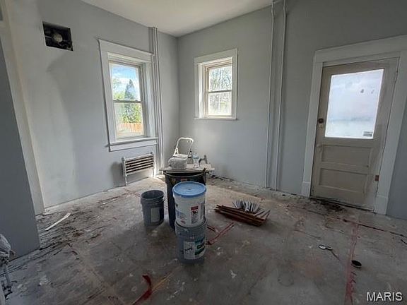 5th image of 124 Carlyle Ave