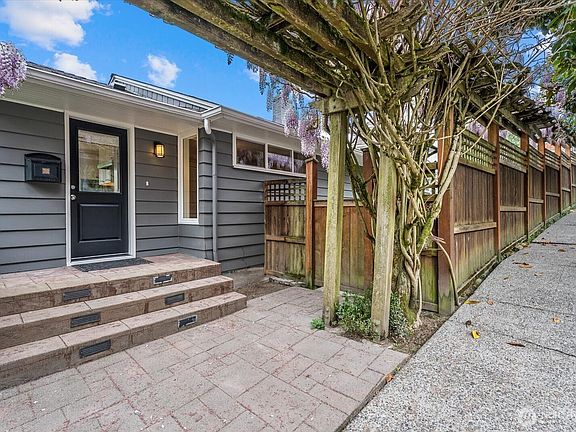 3rd image of 4565 E Laurel Drive NE