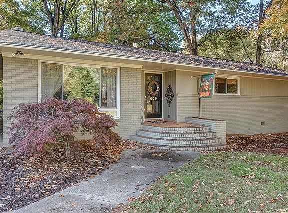 3rd image of 609 Derby Ct
