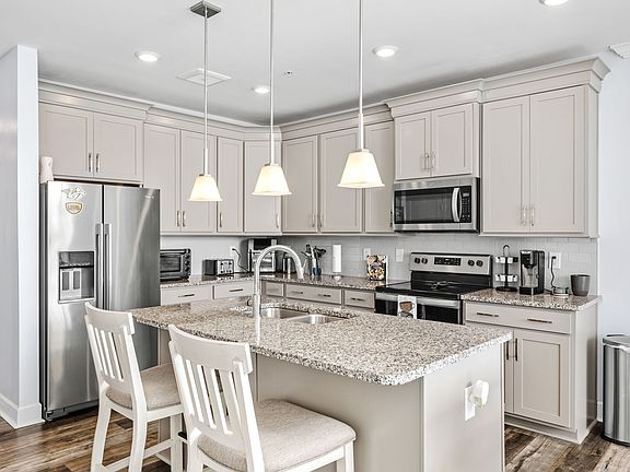 3rd image of 1011 Vida Way APT 202
