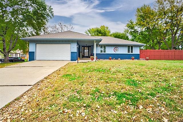 1st image of 201 SE Westwind Dr