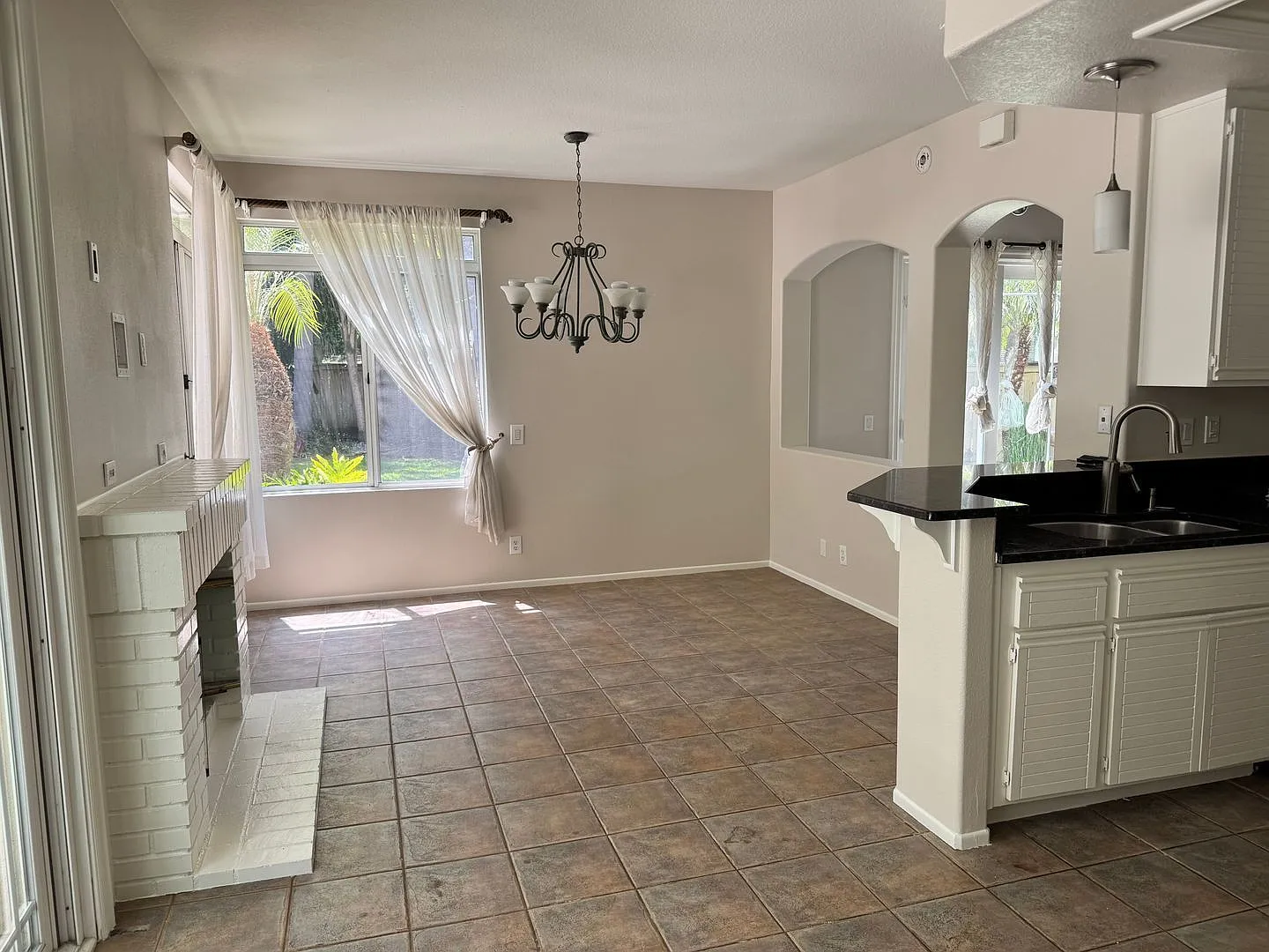 4 bed, 2.5 bath, 2000 sqft, $6,885 — Photo 4