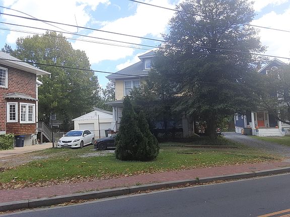 Long-shot of entire house/front yard with semicircular driveway (can enter and leave without backing in or out into the street)