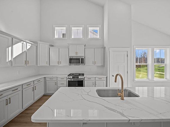 5th image of 458 Amaryllis Ln