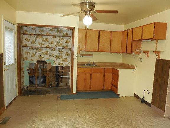3rd image of 914 36 1/2 Ave