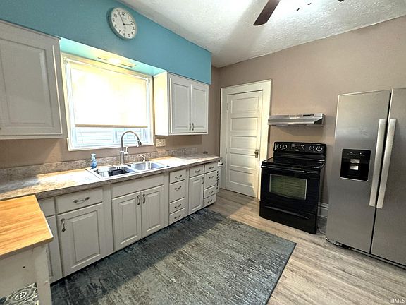 3rd image of 806 W 6th St