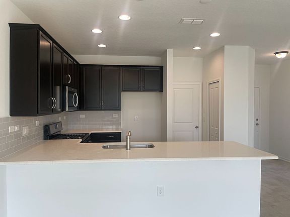 4th image of 40 Pinebury Ln