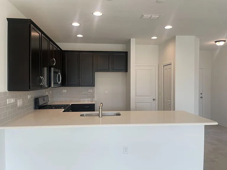 40 Pinebury Ln — Photo 3