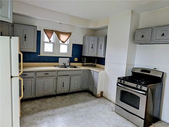 4th image of 249 Dewey Ave S