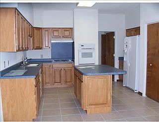 5th image of 409 Poplar St