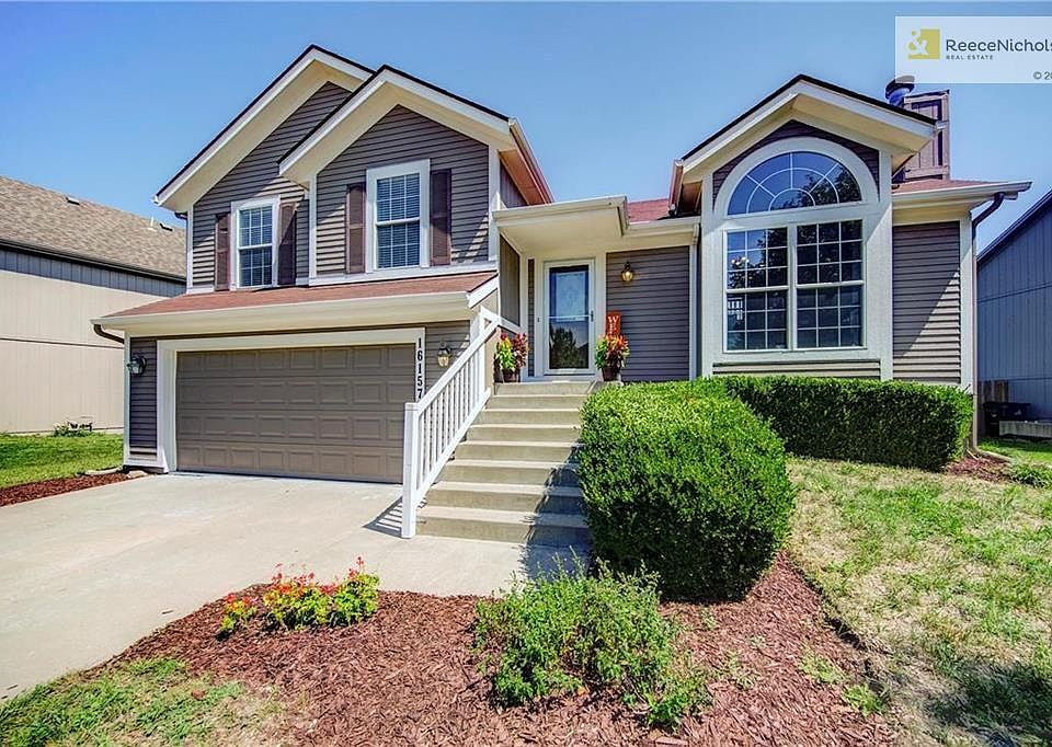 This beautiful and bright home is inviting you in.