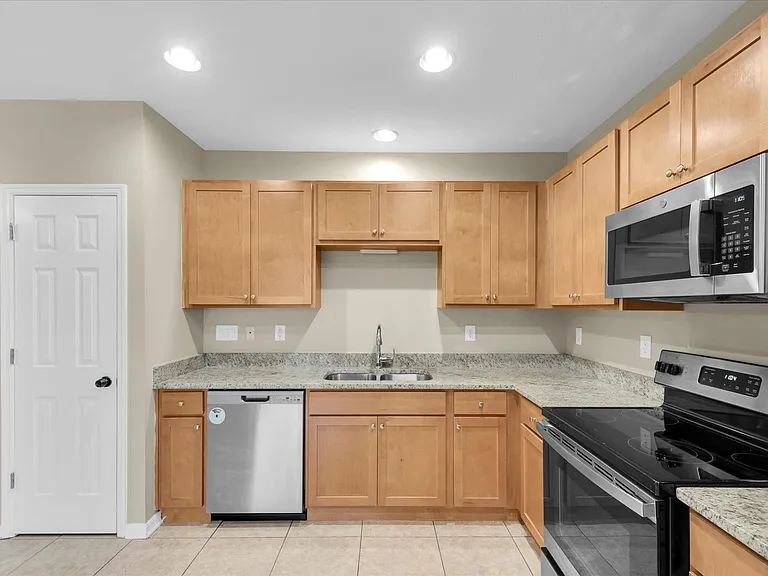 10825 Newbridge Dr — Photo 34