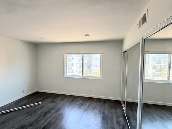 5th image of 144 S Doheny Dr #3040
