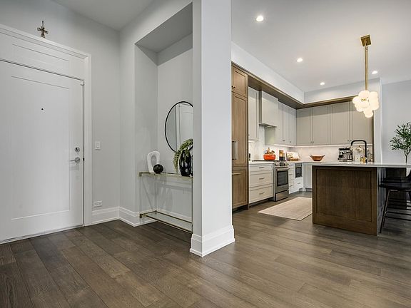 2nd image of 3037 N Lincoln Ave #205