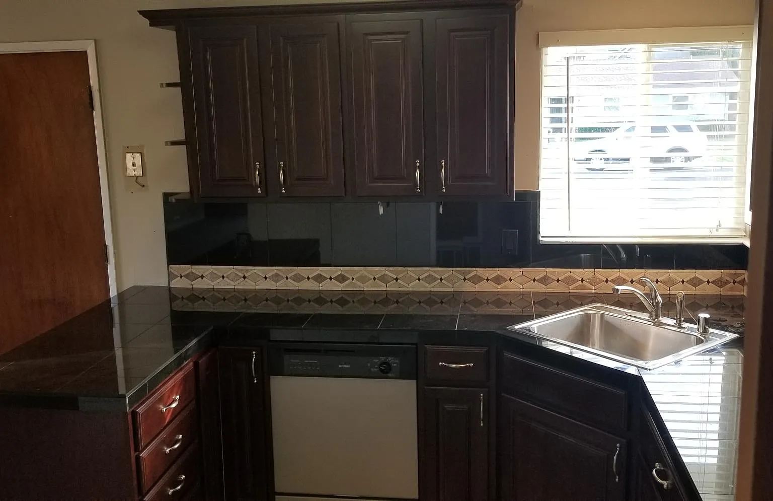 4 bed, 1378 sqft, $2,850 — Photo 3