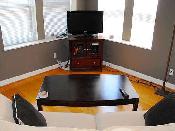 4th image of 5360 Pershing Ave APT 1C