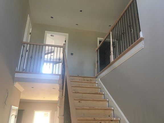 2nd image of 1033 Pitt Ln