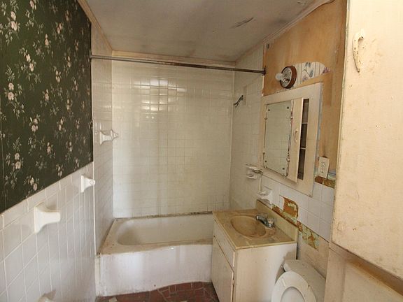5th image of 1294 Gausco Ave