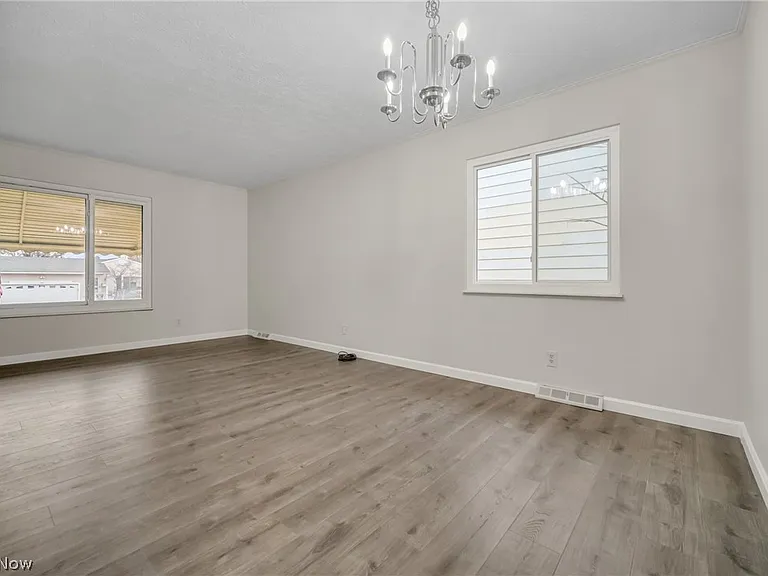 15067 Rochelle Dr — Photo 4