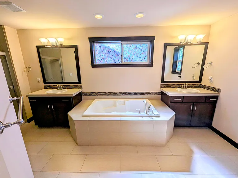 Master bath with jack-n-jill basins, Large bathtub