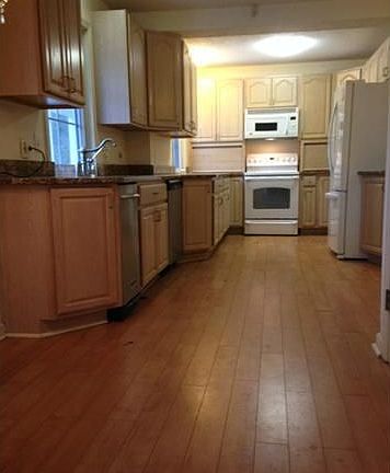 4th image of 3350 Kenwood Blvd