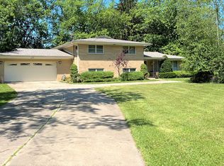 114 Grove Ln, Barrington, IL 60010