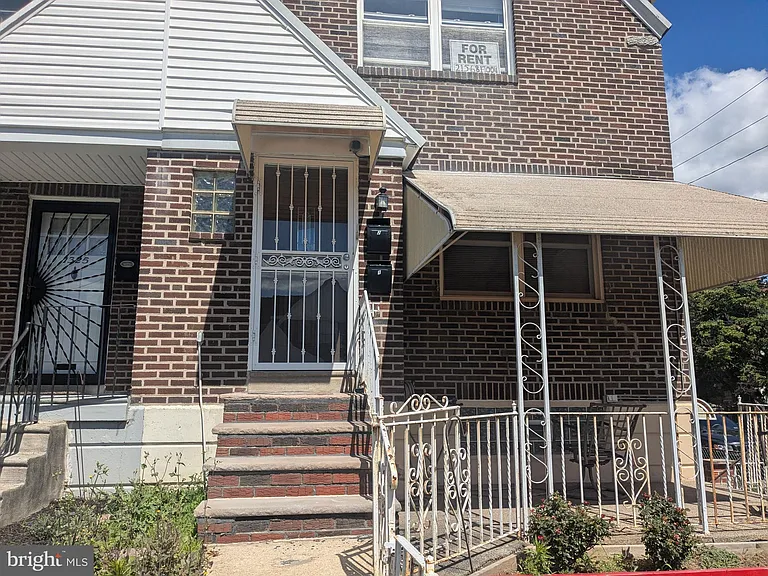 1327 E Weaver St — Photo 1