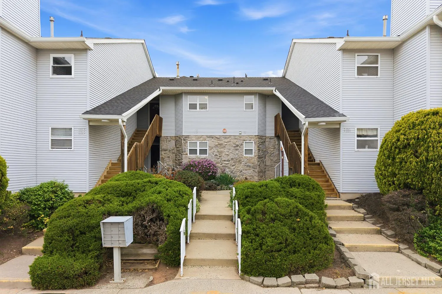 1 bed, 1.5 bath, 866 sqft, $2,000 — Photo 1