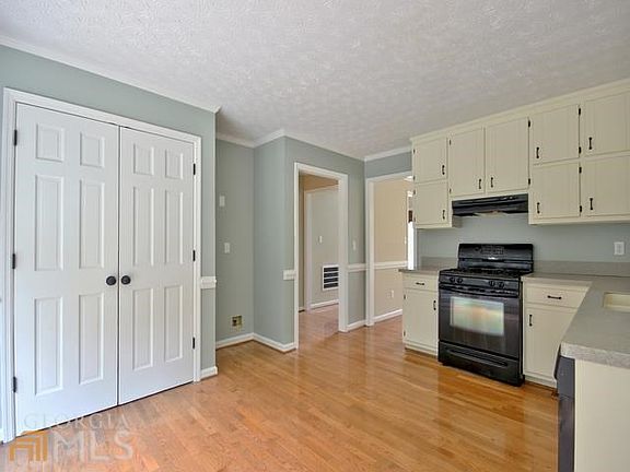 5th image of 145 Lakeside Ct
