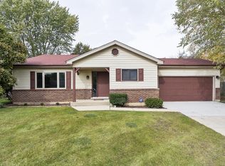 1938 Trail Ridge St, Arlington Heights, IL 60004