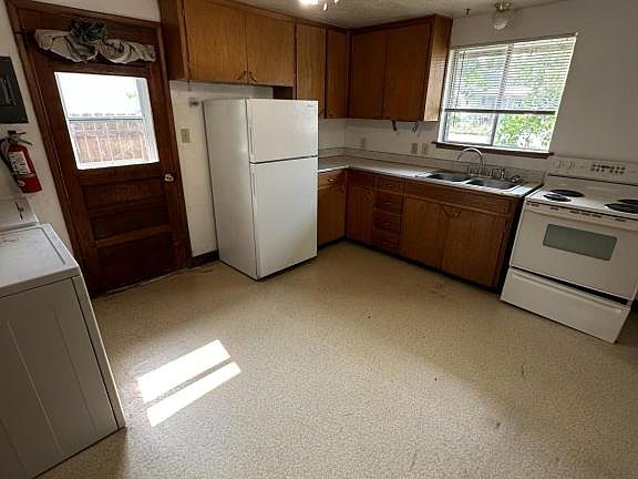 4th image of 835 Franklin Ave