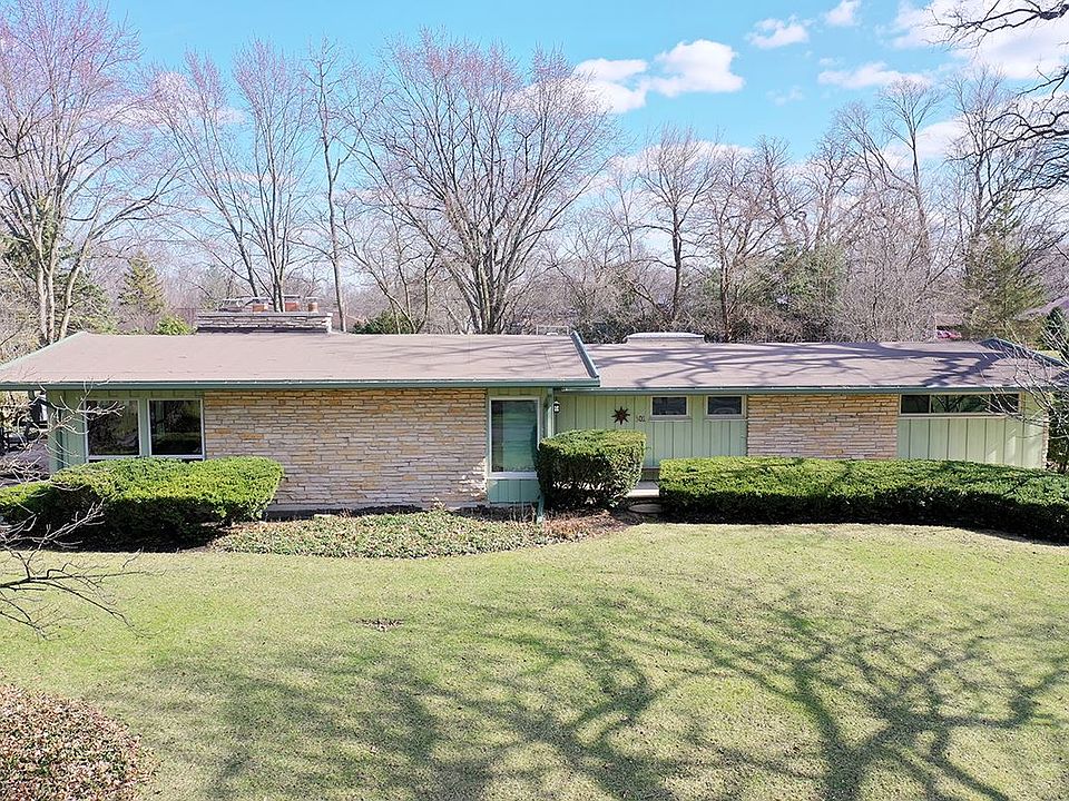1st image of 301 E Longacres Ln