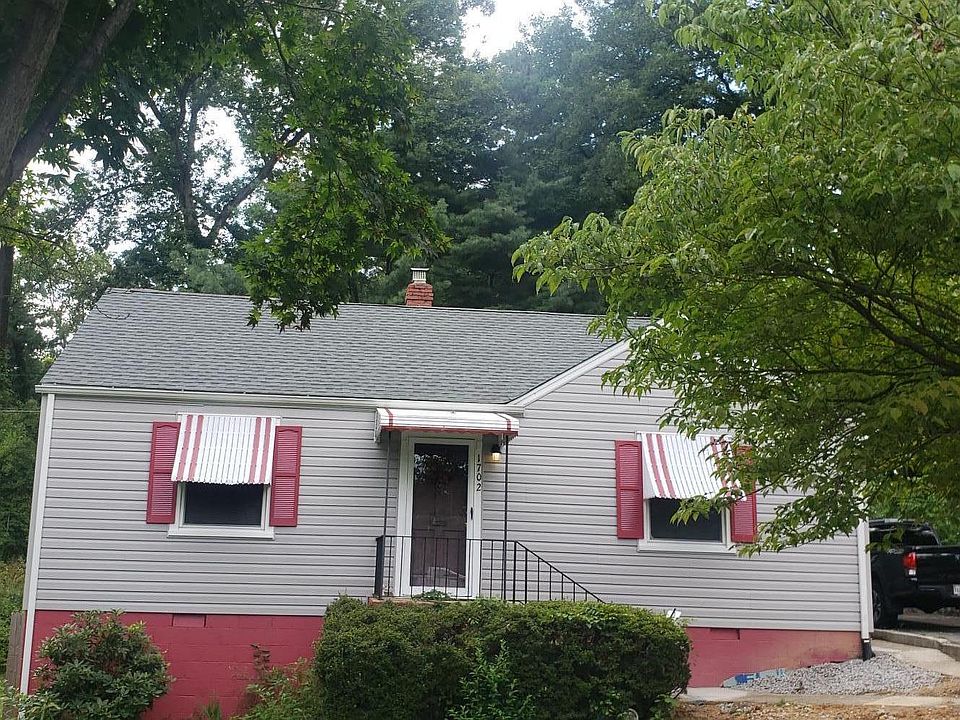 Cute 3BR house in Fort Hill District! This is a much see! Call today to schedule a tour! *privately owned & managed *Fios Only *Oil must be refilled at move out *Routine maintenance provided *Optional lawn care & Security alarm system for additional f