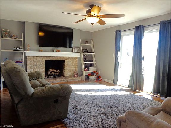 3rd image of 165 Mayflower Dr