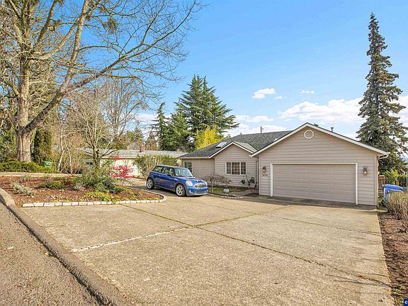 3rd image of 996 Parkway Dr NW