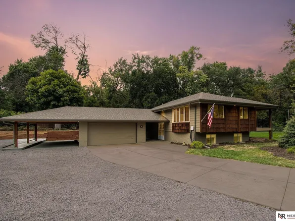 8054 Wirt Cir, Omaha, NE 68134