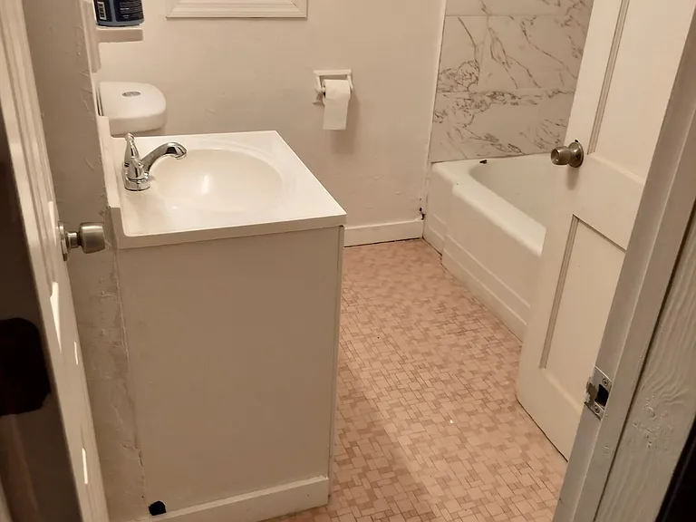 205 W 42nd St — Photo 3